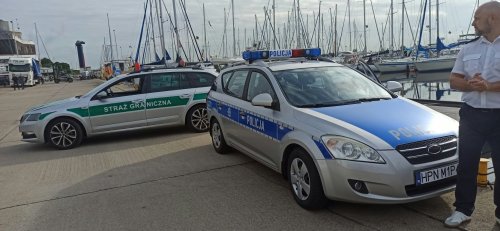 Radiowozy policyjne i pojazdy służb mundurowych na planie filmowym