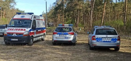 Karetka i radiowozy policyjne na planie filmowym