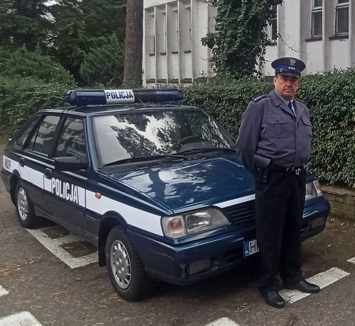 Mundur policyjny z okolic 2004 roku - rekonstrukcja historyczna